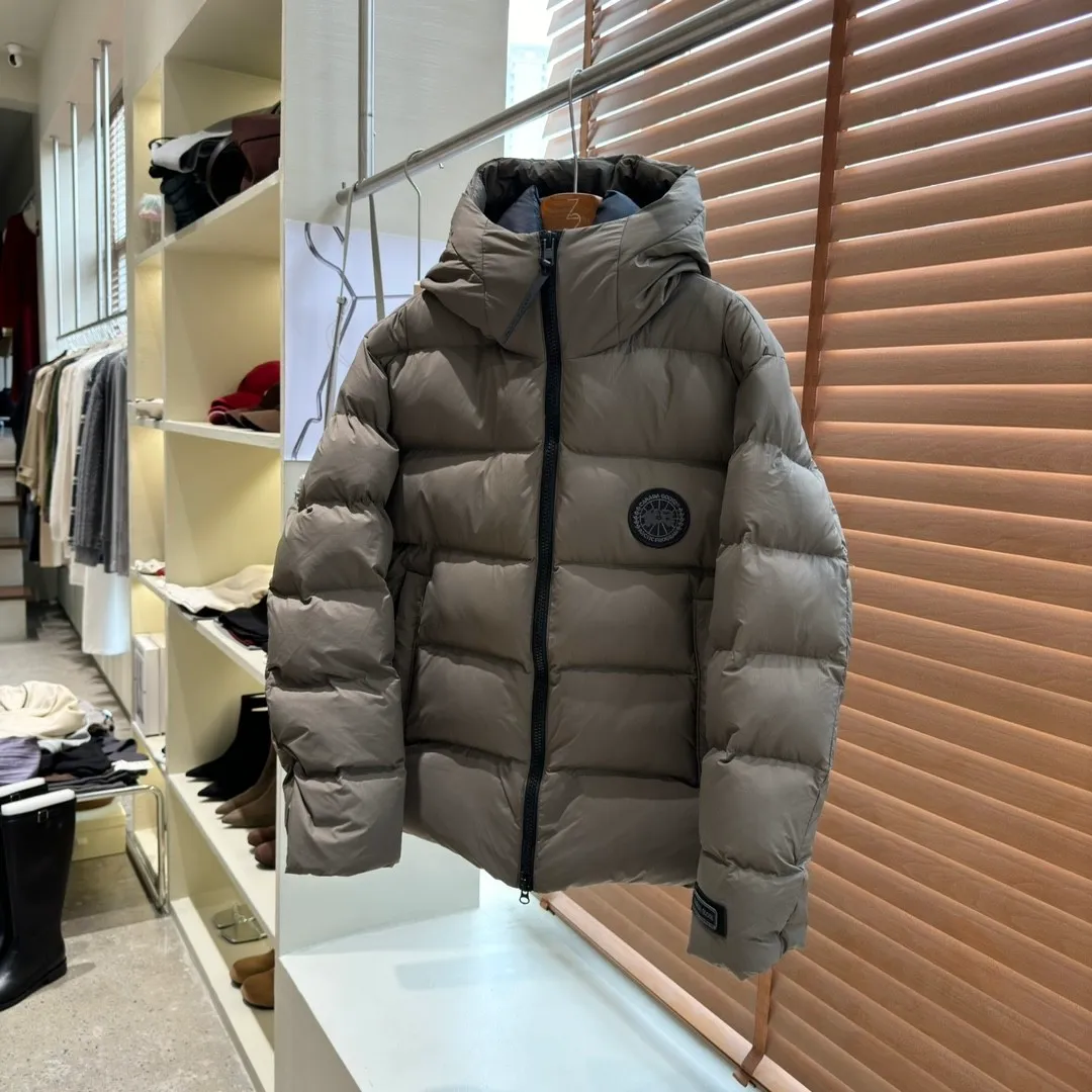 P900 top version Ouyang Nana second generation canad goose black label down jacket is a must-have in the world of goose black label down jacket! The latest designer styles! The goose down jacket has always been a popular element of fashion and is loved by experts from all walks of life! Fashionable hooded cut, high-end customer-supplied fine goose down with high resilience, smooth zipper, strong and firm, pockets on both sides, can store small items, free your hands, no worries about going out, and can also meet the need of putting hands in pockets. "It's a big goose, and it can be used as a group uniform by many celebrities. This down jacket uses a double-layer anti-down lining design, which has strong windproof performance and will be very warm in winter! New standard 90% goose down filling, high fluffiness, windproof hooded design. When walking outdoors, pull the collar to the highest position, put your hands in the pockets and it will be very warm. It can be easily controlled by all body types! Equipped with an elastic snow skirt inside, it is designed to provide better wrapping. The simple and neat style design highlights the masculine temperament. The unbeatable style is classic and never goes out of style. It is warm and practical, and it is versatile! You can enter with your eyes closed!